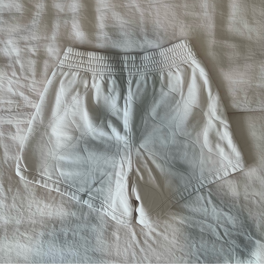 Abercrombie & Fitch High-Waist Quilted Shorts - Picture 4 of 4